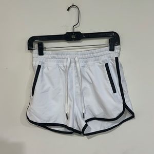 Lululemon white/black track short sz 4 has no liner, 2.5” inseam